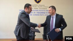 Ministar za zajednice i povratak u Vladi Kosova Dalibor Jevtić (desno) sa direktorom Kancelarije za zajednice u kabinetu premijera Kosova Srđanom Popovićem posle potpisivanja sporazuma
