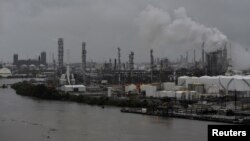 La refinería Valero Houston resultó afectada por las inundaciones del rio Buffalo Bayou luego del paso de Harvey el 27 de agosto