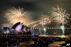 Kembang api menghiasi Pelabuhan Sydney menjelang perayaan Malam Tahun Baru di Sydney, Selasa, 31 Desember 2024. (Bianca De Marchi/AAP Image via AP)