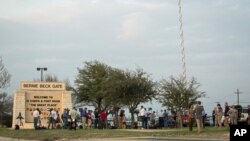 Truyền thông bên ngoài lối vào căn cứ quân sự Fort Hood ở Texas, ngày 2/4/2014.