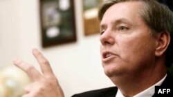 Thượng nghị sỹ Cộng Hòa Lindsey Graham cho hay phe Cộng Hòa cần phải tìm ra phương thức giảm bớt công chi và giảm con số nhân viên làm việc trong chính phủ