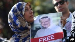 Tawakkol Karman, pemenang hadiah Nobel Perdamaian 2011 asal Yaman, menunjukkan potret penulis Arab Saudi, Jamal Khasoggi, saat berbicara kepada para wartawan dekat konsulat Arab Saudi di Istanbul, 5 Oktober 2018.