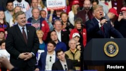 El presidente Donald Trump habla en apoyo del candidato republicano Rick Saccone, durante un mitin en Moon Township, Pensilvania, el sábado 10 de marzo.