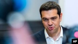 ນາຍົກລັດຖະມົນຕີ ກຣິສ ທ່ານ Alexis Tsipras ກ່າວຖະແຫລງ ໃນລະຫວ່າງ ກອງປະຊຸມ ຕໍ່ສື່ມວນຊົນ ຢູ່ທີ່ກອງປະຊຸມສຸດຍອດ EU ໃນນະຄອນ Brussels ເມື່ອວັນຈັນ ທີ 22 ມິຖຸນາ 2015.