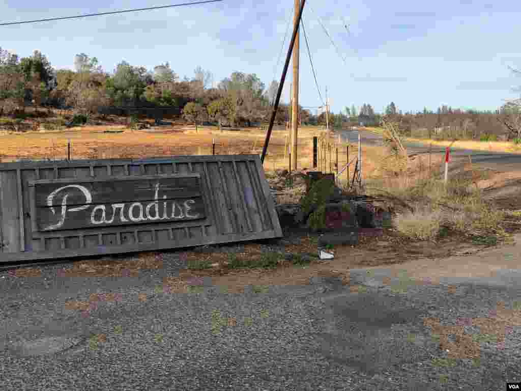 A fallen Paradise sign at Round Valley Ranch and Clark Roads. (Elizabeth Lee)