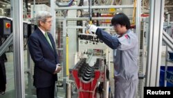 Menteri Luar Negeri AS John Kerry saat melihat pembuatan mesin di pabrik Foton Cummins Engine di Beijing (14/2). 