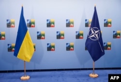 Bendera Ukraina (kiri) dan NATO terlihat di sela-sela KTT NATO di Vilnius pada 12 Juli 2023. (Foto: AFP)