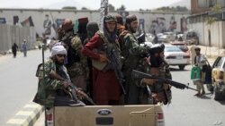 Combatientes talibanes patrullan en Kabul, Afganistán, el 19 de agosto de 2021, mientras miembros de la Red Haqqani, un grupo con una asociación de larga data con al-Qaeda, se encarga de la seguridad en la capital afgana.