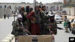 Combatientes talibanes patrullan en Kabul, Afganistán, el 19 de agosto de 2021, mientras miembros de la Red Haqqani, un grupo con una asociación de larga data con al-Qaeda, se encarga de la seguridad en la capital afgana.