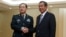 2018年6月18日中国国防部长魏凤和（左）在柬埔寨金边会晤柬埔寨首相洪森