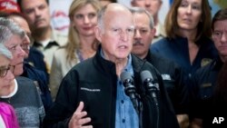 Gubernur California Jerry Brown memberikan keterangan pers mengenai kondisi kebakaran hutan dalam konferensi pers di Ventura, California (9/12).