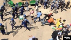 Abatshaywa ngamapholisa betshengisela.