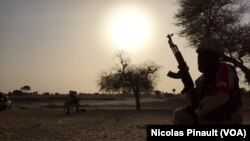 Un soldat de la garde nationale nigérienne surveille l'horizon dans le village de Zenam Kelouri, le 29 février 2016. (VOA/Nicolas Pinault)