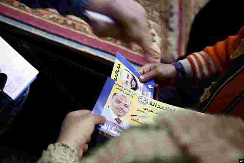 Campaign flyers for members of the Muslim Brotherhood's Freedom and Justice Party are distributed to the crowd, Cairo, Egypt, November 26, 2011. (VOA - Y. Weeks)