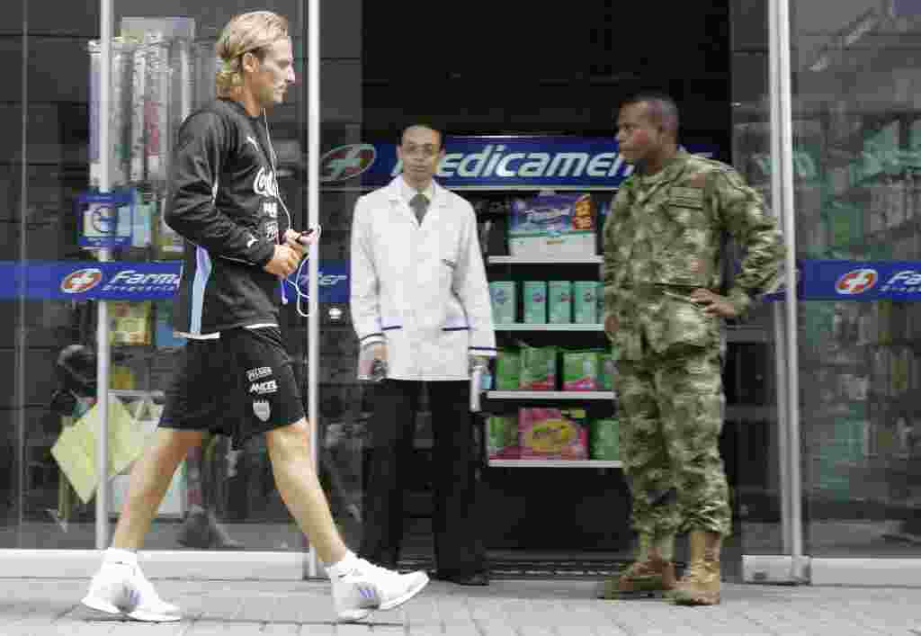 Diego Forlán camina hacia un gimnasio en Bogotá, donde Uruguay jugaría contra Colombia, partido clasificatorio para el Mundial 2010.