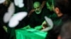احمد وحیدی در کنار تابوت علی خامنه‌ای