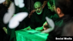 احمد وحیدی در کنار تابوت علی خامنه‌ای