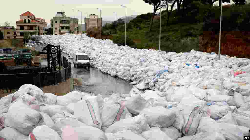 Wata mota na bin hanya a garin Jdeideh a Arewa maso gabashin Beirut inda aka jidge shara