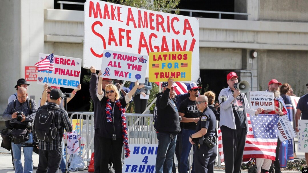 Manifestación a favor del decreto ejecutivo original del presidente Trump en que se prohibía temporalmente la llegada de refugiados y viajeros de siete países mayoritariamente musulmanes.