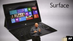 El director ejecutivo de Microsoft, Steve Ballmer, muestra la nueva "Surface", la nueva tableta que competirá con el iPad de Apple.