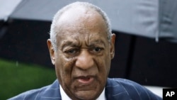 ARCHIVO - Bill Cosby llega a una audiencia de sentencia luego de su condena por agresión sexual en el juzgado del condado de Montgomery en Norristown Pensilvania.