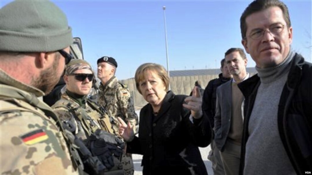 Kanselir Jerman Angela Merkel (tengah) mengunjungi markas pasukan Jerman di provinsi Kunduz, Afghanistan utara, Sabtu.