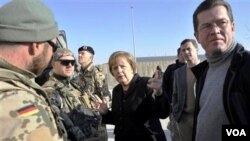 Kanselir Jerman Angela Merkel (tengah) mengunjungi markas pasukan Jerman di provinsi Kunduz, Afghanistan utara, Sabtu.