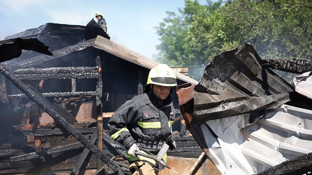 Para petugas SAR sedang menyisir gedung yang rusak akibat serangan drone Rusi di Dnipro, Rabu, 3 Juli 2024. (Foto: Dnipro Regional Administration via AP)