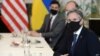 El secretario de Estado Antony Blinken espera el inicio de una reunión con el canciller ucraniano Dmytro Kuleba, en Bruselas, el 13 de abril, 2021. Blinken se reunirá con Kuleba la próxima semana.