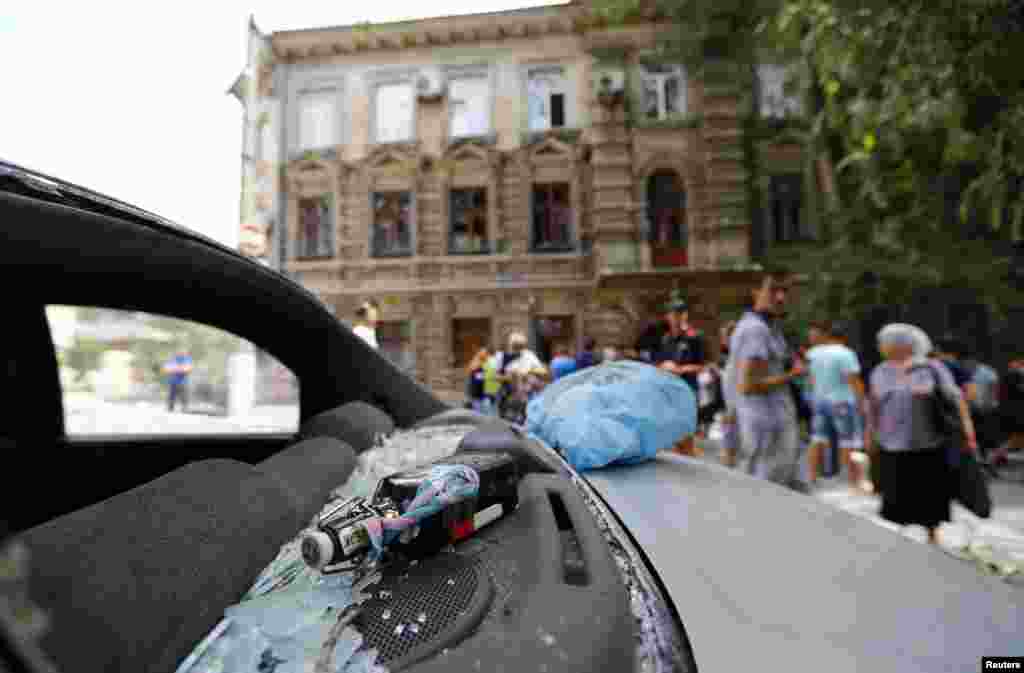 A home-made explosive is seen on top of a damaged automobile at the site of fighting in the eastern Ukrainian port city of Mariupol, June 13, 2014.&nbsp;