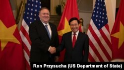 Ngoại trưởng Mỹ Mike Pompeo hội kiến Phó Thủ tướng kiêm Bộ trưởng Ngoại giao Việt Nam Phạm Bình Minh ở Hà Nội, ngày 26 tháng 2, 2019.