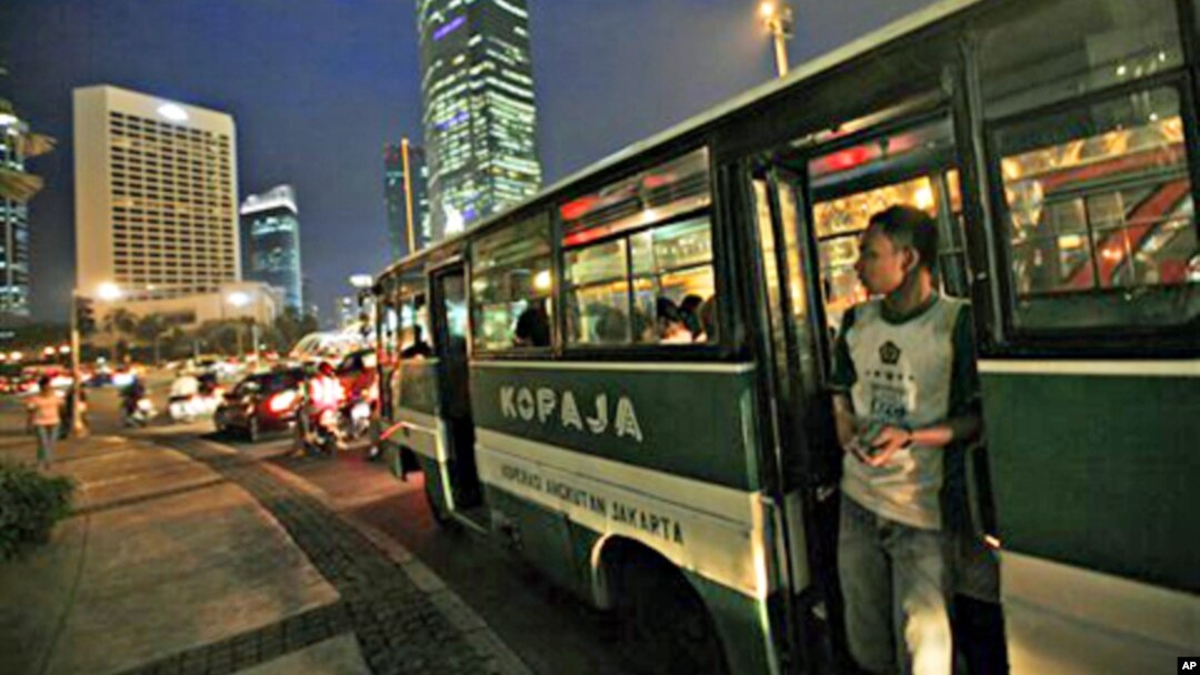 Bus tempat pengamen mencari uang di Jakarta. (Foto: Dok)
