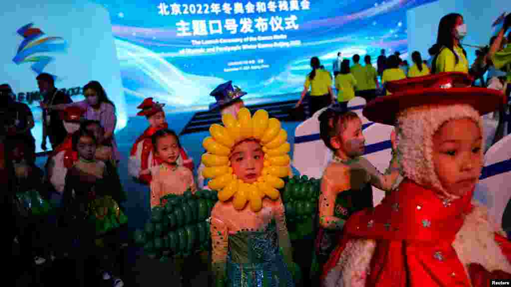 Deca obučena u kostime odlaze sa scene posle ceremonije na kojoj je objavljen slogan&nbsp;za Zimske olimpijske igre u Pekingu 2022. godine (Foto: Reuters/Tingshu Wang)