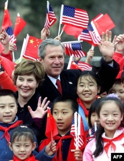 2002年2月22日亚洲之行最后一站: 美国总统乔治·W·布什（右）和第一夫人劳拉·布什（左）访问中国八达岭长城。