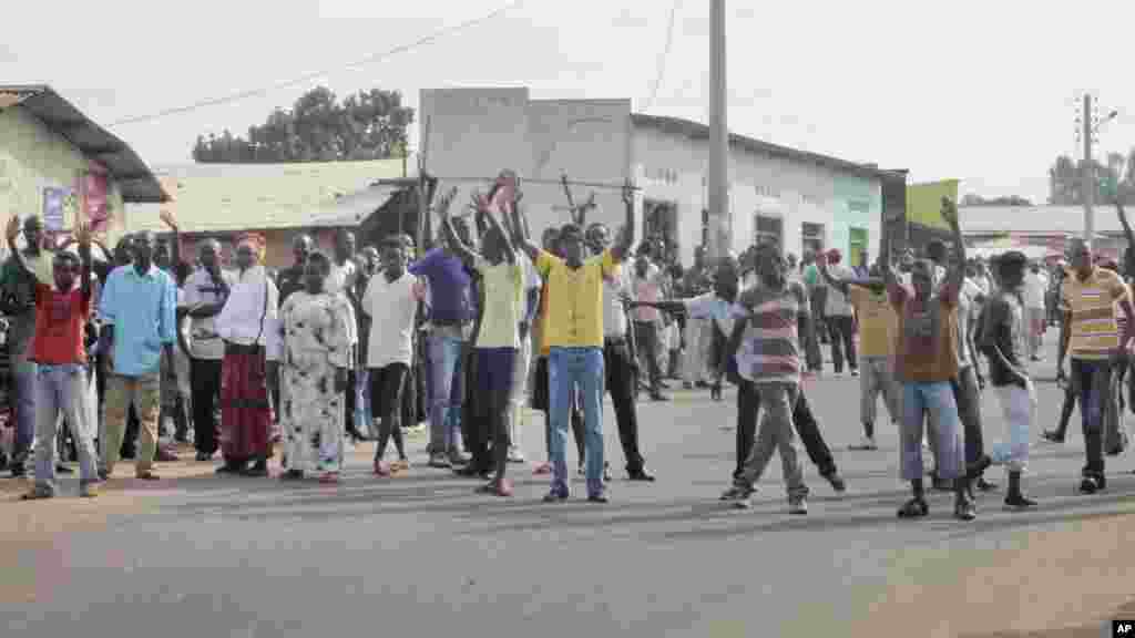 Des partisans de l&#39;opposition, mains levées, protestent dans la capitale Bujumbura, Burundi, lundi 27 avril 2015.