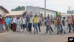 Waandamanaji wa upinzani Bujumbura wakipinga hatua ya Rais Nkurunziza kuwania muhula wa tatu