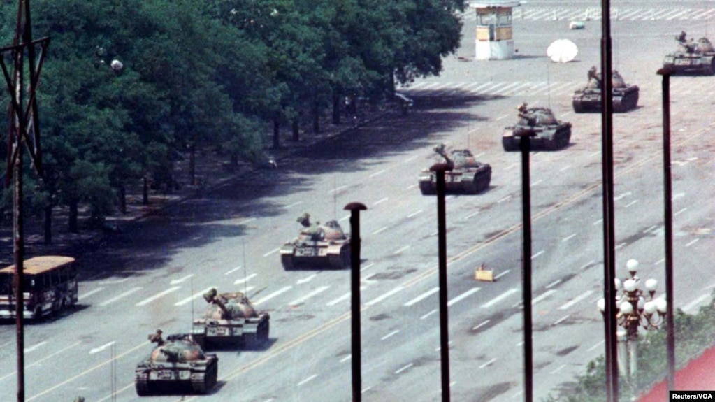 中国军队1989年6月5日派出坦克车沿着北京长安街向天安门方向行驶，途中遭到市民阻拦。