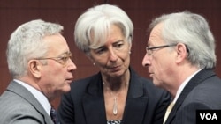 Menkeu Perancis Christine Lagarde berdiskusi dengan Menkeu Italia, Tremonti (kiri) dan PM Luxembourg Juncker (kanan). Bila terpilih sebagai Kepala IMF, Lagarde akan menjadi perempuan pertama yang mengepalai IMF.