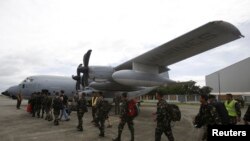 지난 11일 태풍 피해 지역인 타클로반시로 향하는 필리핀 군인들이 C-130 수송기에 오르고 있다.