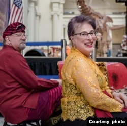 Sara Schneider dan Vince Parker, pengrawit gamelan Bali (foto courtesy: Ivan Indrautama)