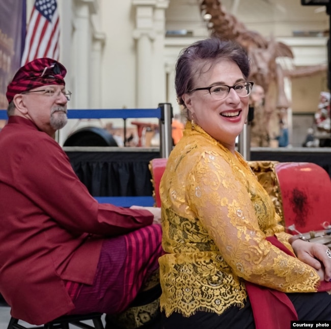 Sara Schneider dan Vince Parker, pengrawit gamelan Bali (foto courtesy: Ivan Indrautama)