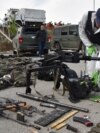 Kosovska policija pokazuje zaplijenjeno oružje i vojnu opremu 