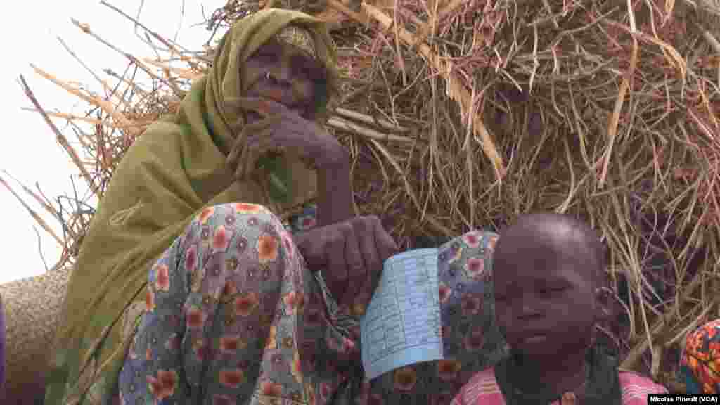 Fana Oumaram et son petit fils Dawale dans le camp de réfugiés d’Assaga, Diffa, Niger, le 18 avril 2017 (VOA/Nicolas Pinault)