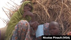 Fana Oumaram et son petit fils Dawale dans le camp de réfugiés d’Assaga, Diffa, Niger, le 18 avril 2017 (VOA/Nicolas Pinault)