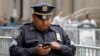 New York'ta akıllı telefonunu kullanan bir polis memuru