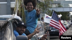 Partidarios de la estadidad celebran su triunfo en San Juan luego de las elecciones.