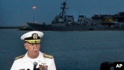 Komandan Armada Pasifik Angkatan Laut Amerika Laksamana Scott Swift menjawab pertanyaan wartawan dalam konferensi pers di Singapura hari Selasa (22/8). 