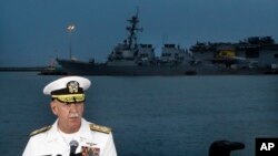 Komandan Armada Pasifik AL Amerika, Scott Swift menjawab pertanyaan saat konferensi pers dengan later USS John S. McCain dan USS America labuh jangkar di pangkalan AL Changi di Singapura, 22 Agustus 2017. 