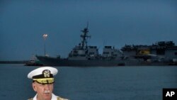 Panglima Armada Pasifik A.S., Scott Swift menjawab pertanyaan saat berlangsungnya konferensi pers dengan latar belakang kapal induk USS John S. McCain dan USS America yang tengah berlabuh di pangkalan angkatan laut Changi, Singapura, 22 Agustus 2017.