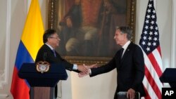 El secretario de Estado de EEUU, Antony Blinken, saluda al presidente colombiano Gustavo Petro durante un encuentro en Bogotá, el 3 de octubre de 2022.